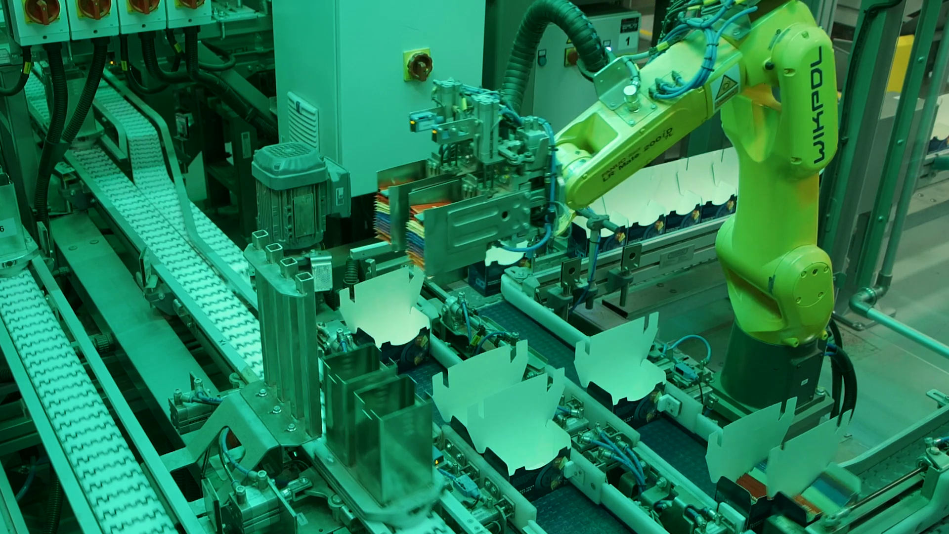 Robot LR Mate pracujący w linii miksowania saszetek z herbatą Wikpolu. Robot pakuje gotowe zestawy herbatek w kartoniki.