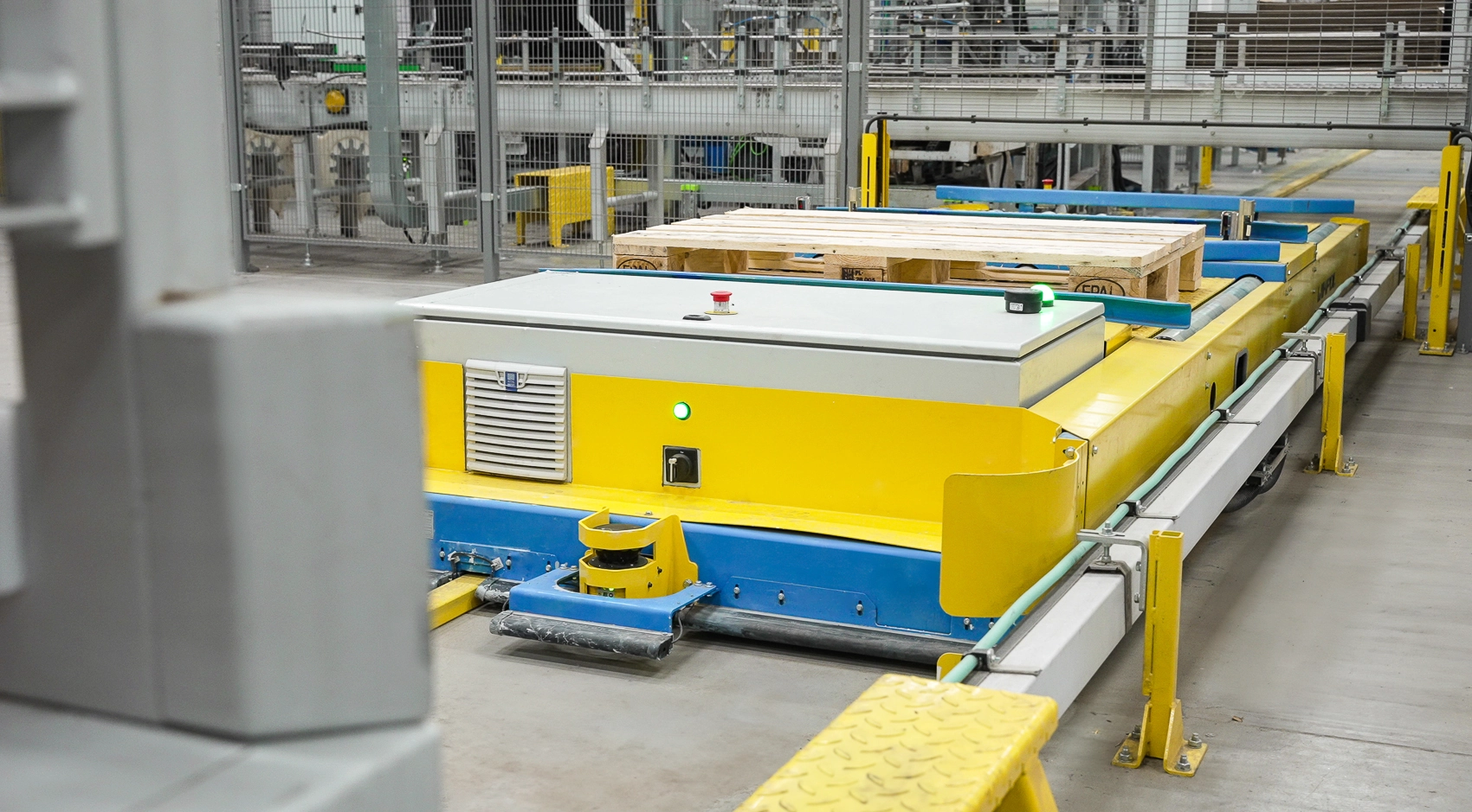 Drezyna transportowa w zautomatyzowanym systemie paletyzacji – dostarczanie pustych palet do stanowisk paletyzacji