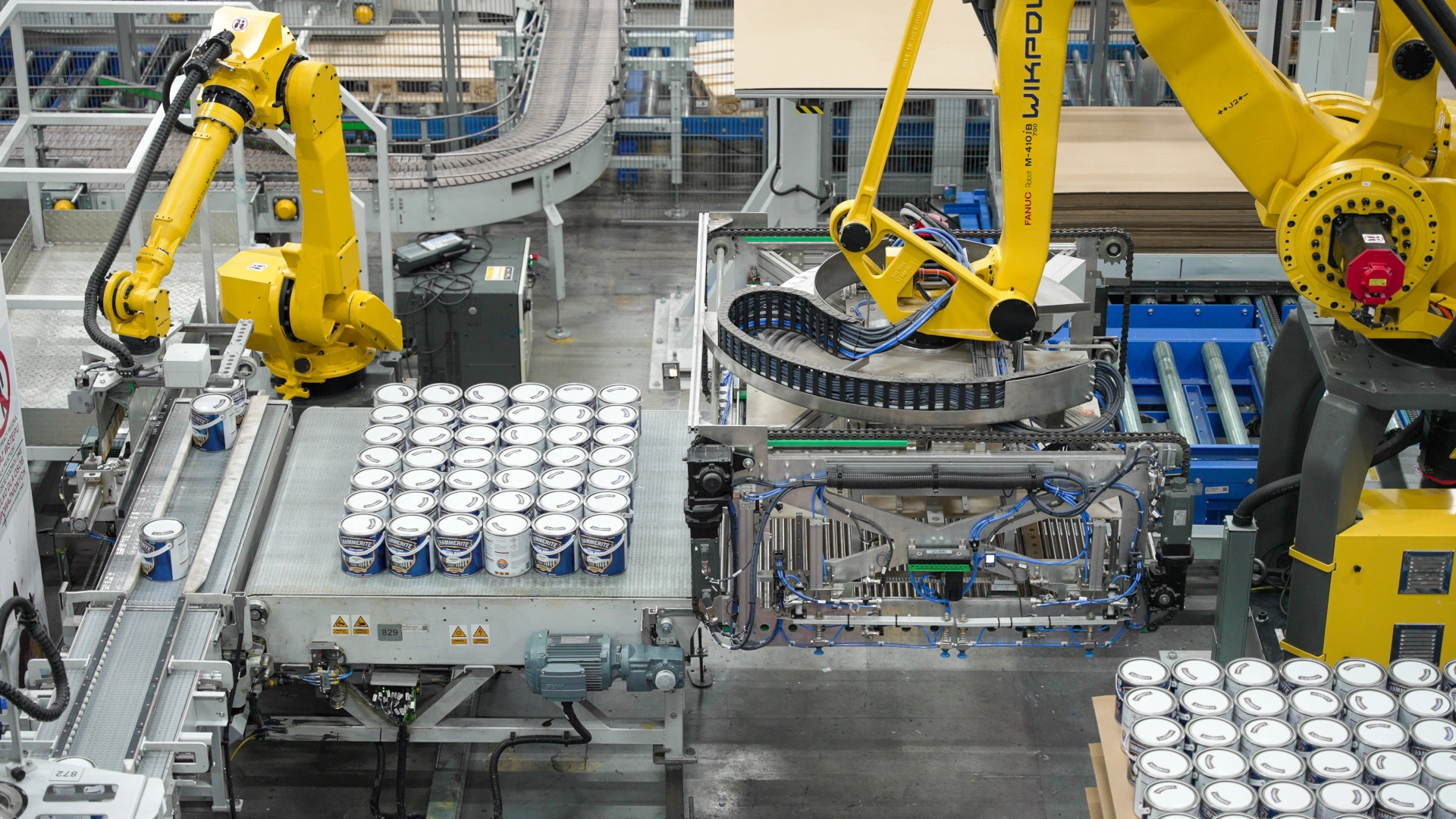 Roboty paletyzujące i kompletujące puszki z farbą na linii Wikpol – zautomatyzowany system dla przemysłu chemicznego