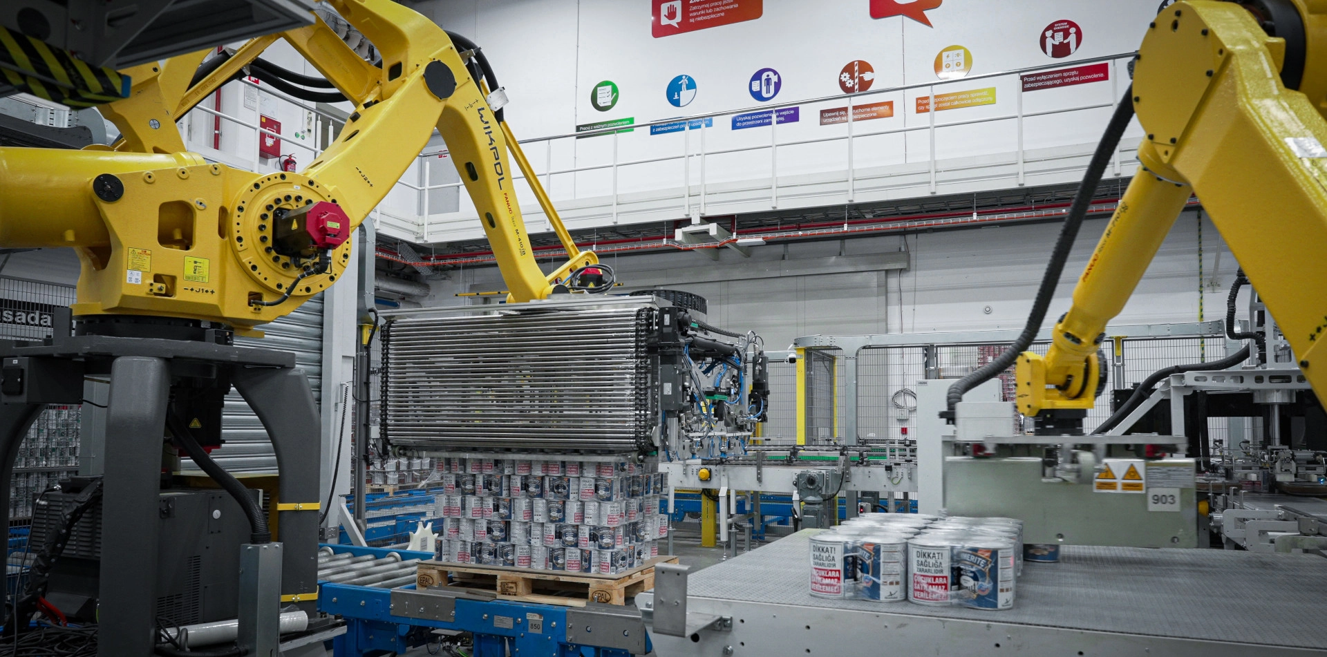 Zrobotyzowana paletyzacja pakietów puszek z farbą – roboty przemysłowe w linii paletyzacji Wikpolu w zakładzie Akzo Nobel