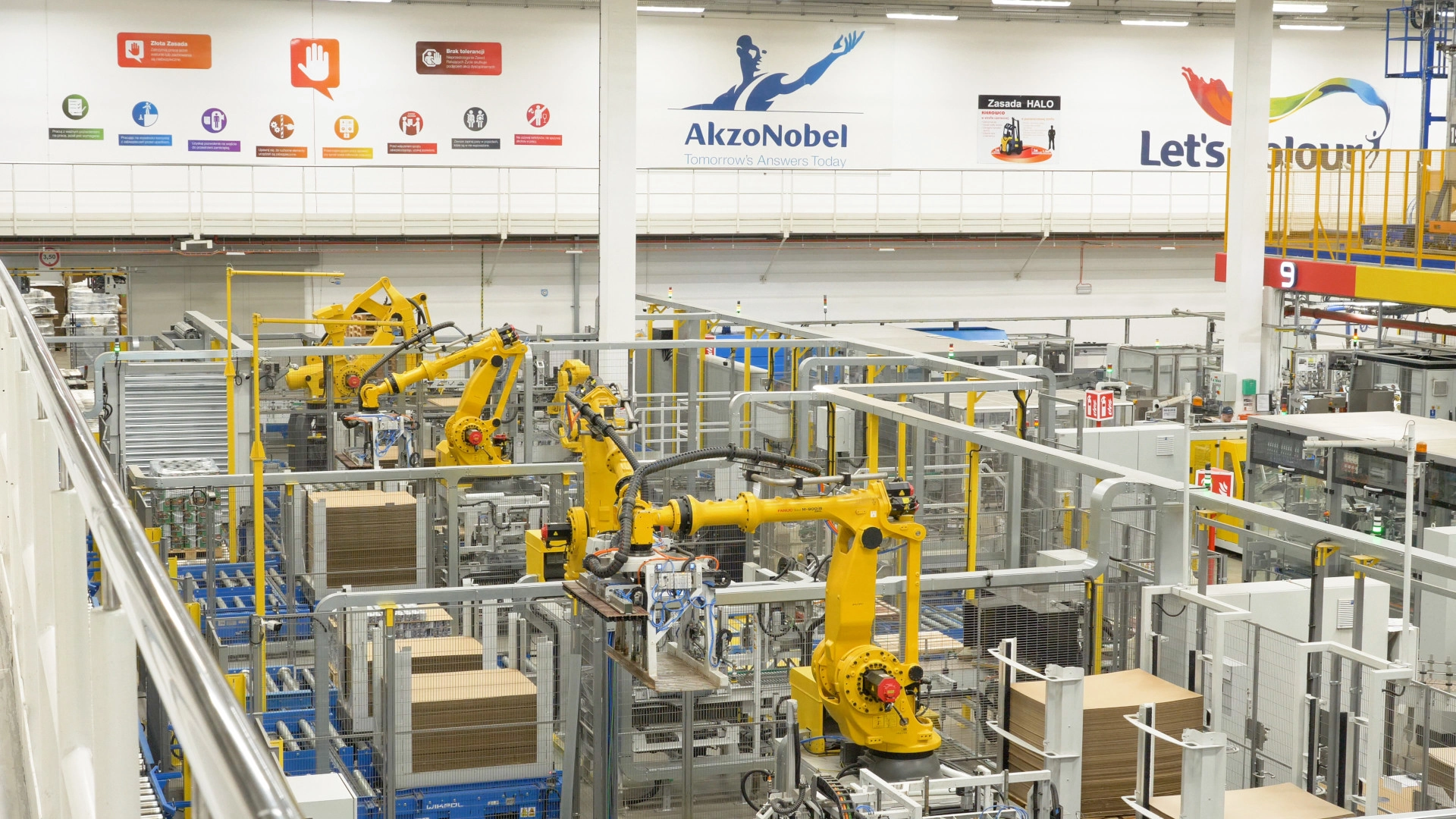 Paletyzacja puszek z farbą z wykorzystaniem robotów przemysłowych – zautomatyzowana linia zaprojektowana przez firmę Wikpol