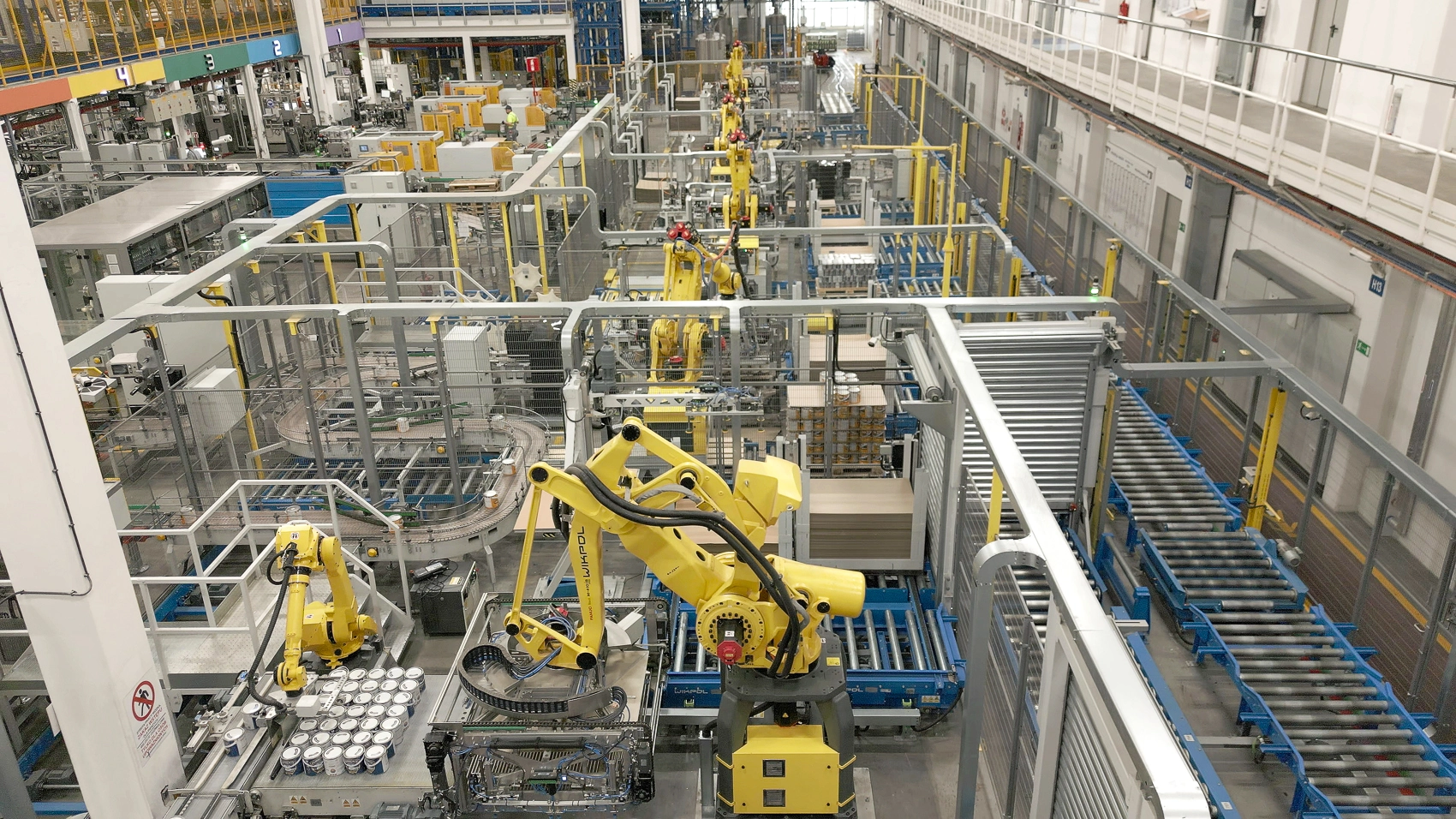 Roboty paletyzujące w linii Wikpol – układanie puszek i wiader z farbą na paletach w zakładzie Akzo Nobel