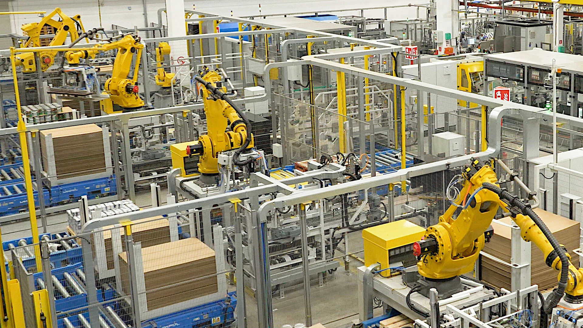 Roboty do paletyzacji puszek i wiader z farbą – automatyczna linia z systemem podawania przekładek i palet