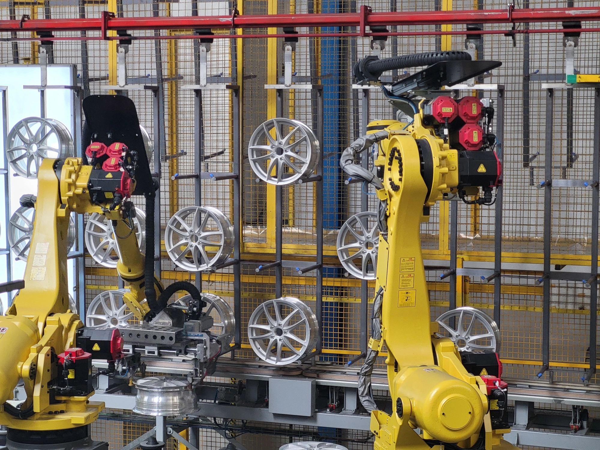 Roboty zaprogramowane przez Wikpol podczas przewieszania felg w zrobotyzowanym procesie produkcyjnym.