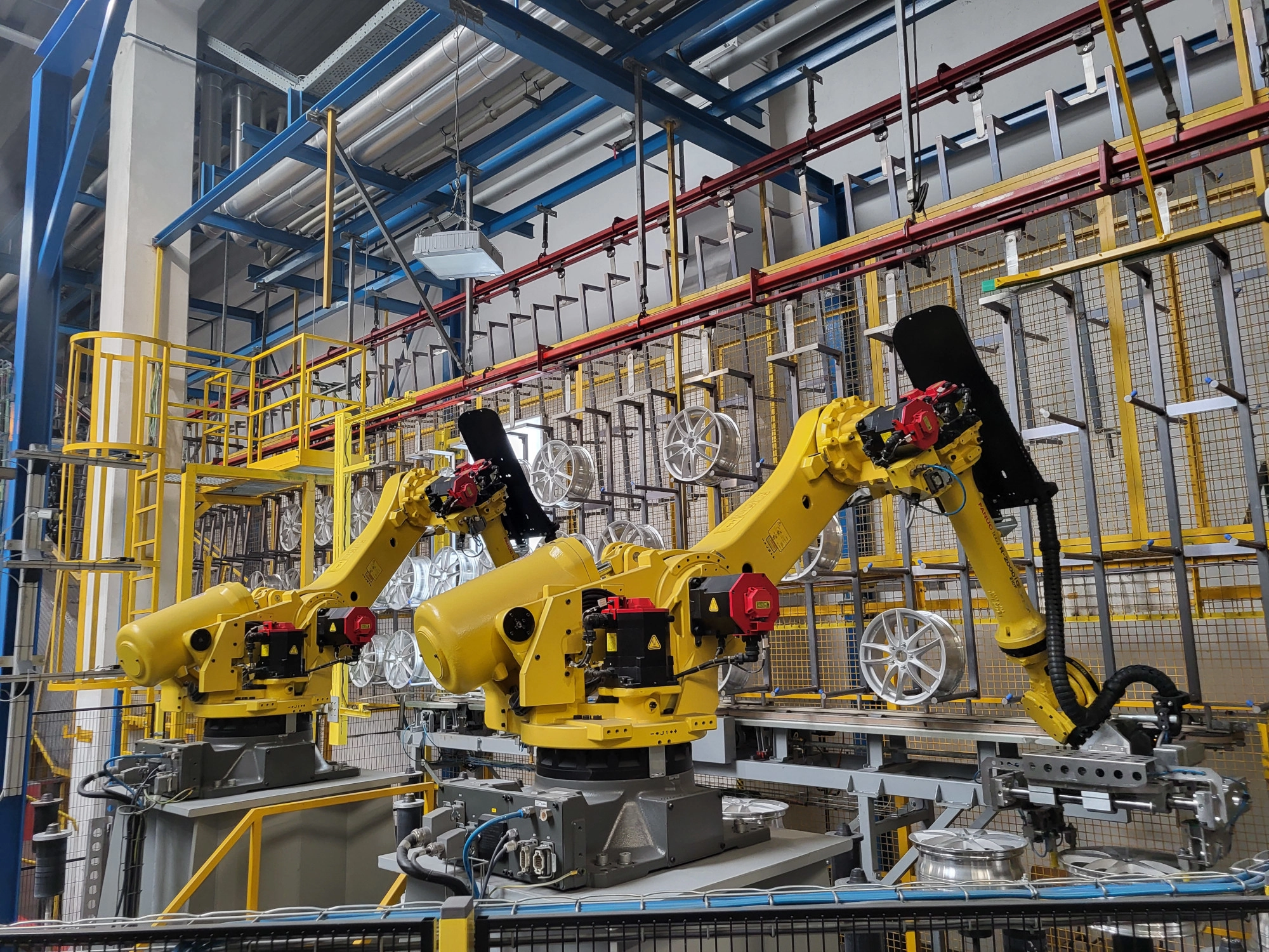 Zaprojektowany przez Wikpol system z robotami przemysłowymi przenoszącymi felgi na linii produkcyjnej.