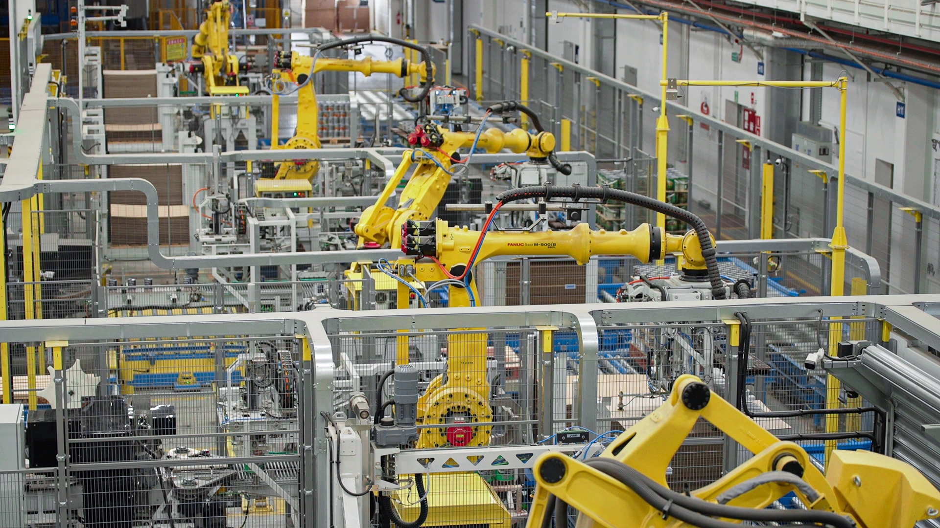 Zrobotyzowana linia paletyzacji puszek z farbą – nowoczesne roboty paletyzujące w zakładzie Akzo Nobel, realizacja Wikpol