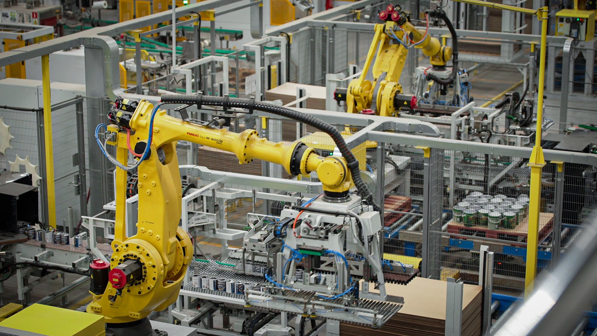 Roboty paletyzujące różne formaty puszek z farbą – element zautomatyzowanej linii paletyzacji firmy Wikpol